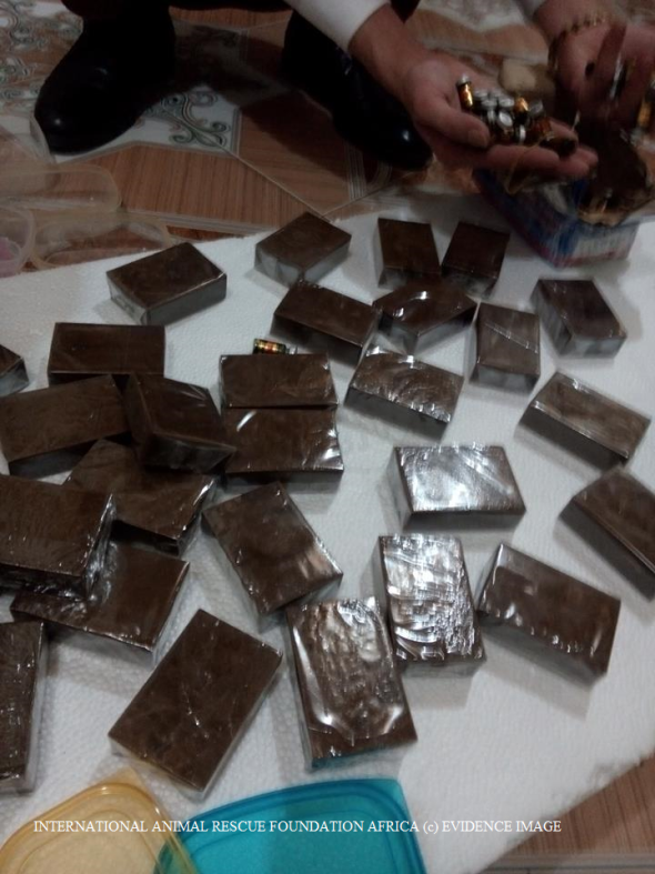 Both Vietnamese men brag about the number of solid hash resin blocks they are about to sell.